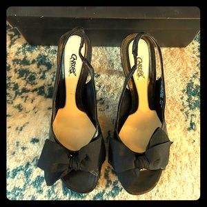 Carlos Santana black sling back w/ grosgrain bow